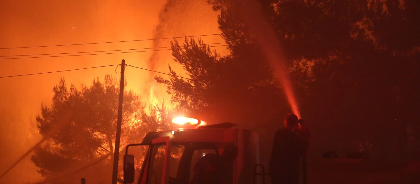 Εφιάλτης: Ανεξέλεγκτη η φωτιά έκαψε Αφίδνες και Ιπποκράτειο Πολιτεία - Πνέουν δυνατοί άνεμοι - Σε ΜΕΘ 2 πυροσβέστες